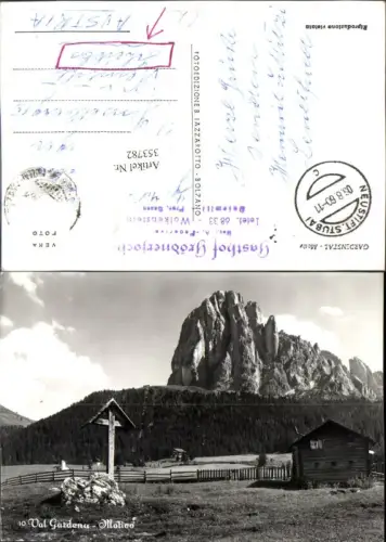 353782,Trentino Bolzano Val Gardena Motivo Wegkreuz Bergkulisse b. Wolkenstein