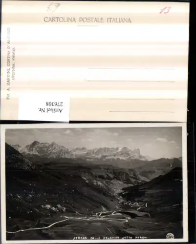 276308,Veneto Belluno Strada delle Dolomiti sotto Pordoi Bergkulisse