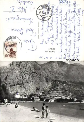 398042,Croatia Omis Plaza Strand Strandleben Bergkulisse