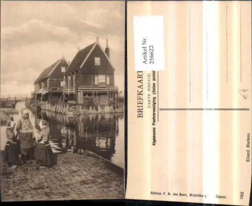256622,Eiland Marken Kinder in Holländischer Tracht Pantoffeln Hauben Häuser