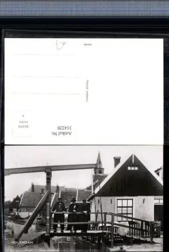 314220,Volendam Männer m. Hüten Zugbrücke Kirchenturm