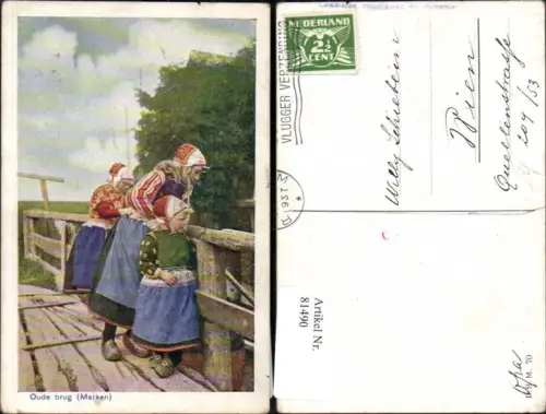 81490,Oude brug Marken Mädchen in Tracht auf einer Brücke