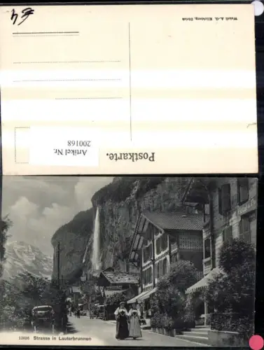200168,Lauterbrunnen Strassenansicht m. Personen Frauen Tracht Typen Wasserfall i. Hintergrund Kt Bern