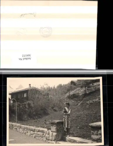304152,Foto AK Braunwald Frau m. Kleid Katze Hütte Laterne Kt Glarus