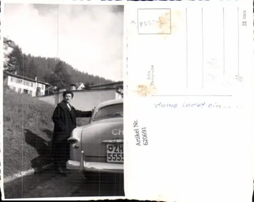 620691,Foto Ak St Moritz Frau b. Auto Ford stehend m. Villa Flütsch
