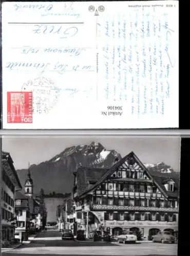 304106,Küssnacht Dorfplatz m. Pilatus Straßenansicht Hotel Engel Oldtimer Bergkulisse Kt Schwyz