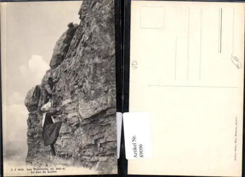 89096,Les Diablerets Le pas du Lustre Frau klettert Felsen hoch Kt Waadt