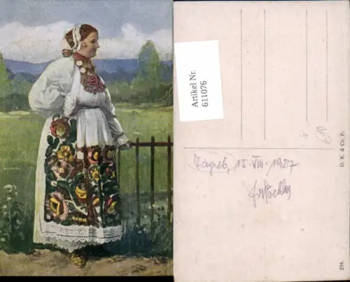611076,Serbien Serbia Zagreb Tracht Volkstracht Frau am Zaun typen