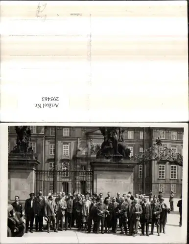 295463,Foto AK Prag Praha Prager Burg Personen Gruppenfoto