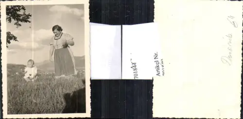 701844 Foto Donawitz Leoben Frau m. Kleinkind Baby Kind auf Wiese 1950