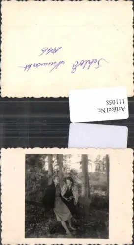 111058,Foto Schloss Neumarkt beu Murau Frauen im wald am schloss