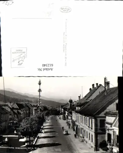612340,Foto Ak Kindberg Dorfmotiv m. Maibaum VW Käfer