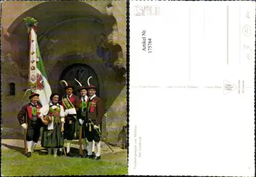175764,Innsbruck Foto Ak Trachtengruppe a. Mühlau b. Innsbruck Tracht Typen Federhut Hut Gewehr Fahne