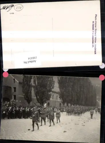 198434,Innsbruck Foto Ak Soldaten Musikkapelle Uniform Aufmarsch Fahne Amras Ambras