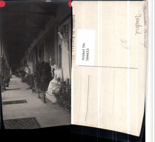 504433,Foto AK Innsbruck Städtischer Friedhof Gang Grabmäler