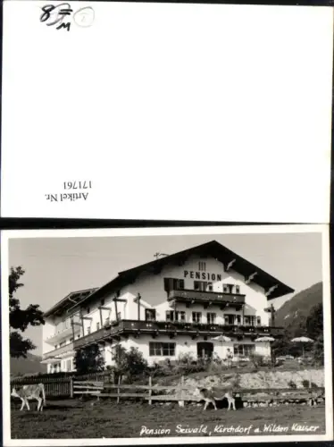 171761,Foto Ak Kirchdorf a. Wilden Kaiser Pension Seiwald Ansicht m. Kühe u. Personen