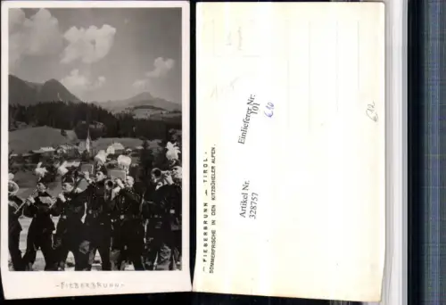 328757,Foto AK Fieberbrunn Totale Musikkapelle Bergkulisse