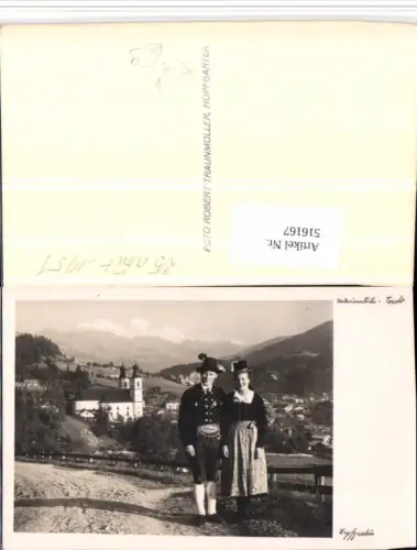 516167,Hopfgarten Teilansicht Tracht Bergkulisse pub Foto R. Traunmüller