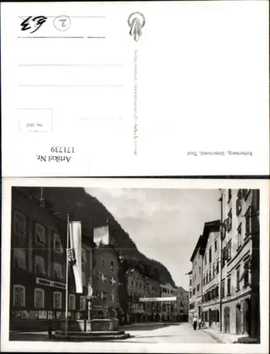 171739,Rattenberg Unterinntal Hauptplatz Brunnen m. Personen