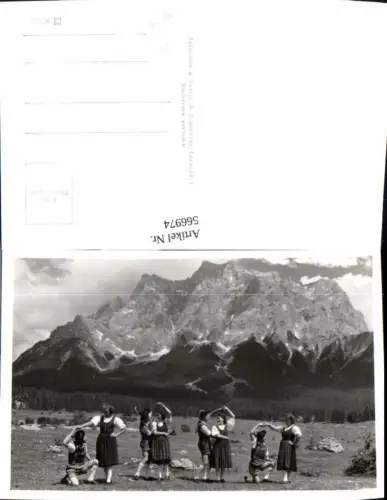 566974,Foto Ak Volkstanz Volkstypen i. Tracht Bergkulisse b. Ehrwald