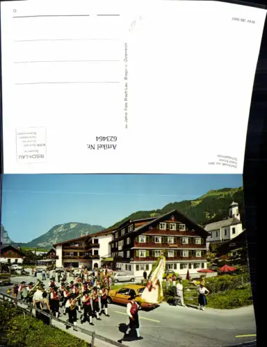 623464,Schoppernau Dorfmusik v. d. Hotel Krone Trachtenkapelle Tracht Bus