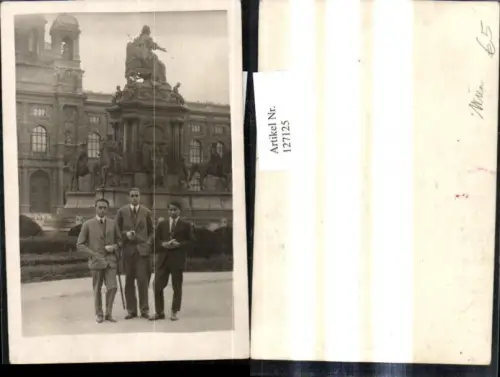 127125,Foto Ak Wien 1 Männer Maria Theresienplatz Naturhistorisches Museum i. Hintergrund