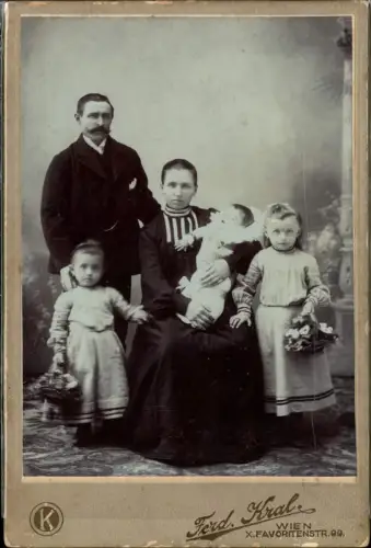 411512,CDV Familienportrait pub Ferd. Kral Wien 1904