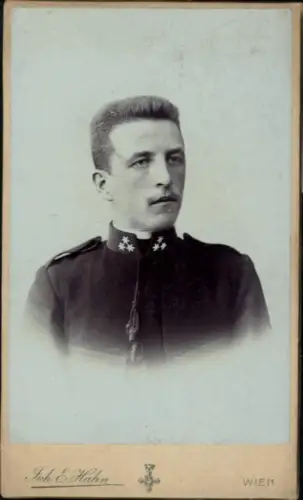 411556,CDV Soldat Uniform Ordensspange Portrait pub Joh. E. Hahn Wien