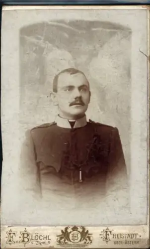 411557,CDV Soldat Uniform Ordensspange Portrait pub F. Blöchl Freistadt