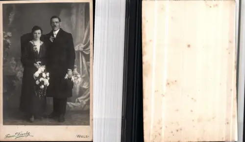 530294,CDV Kabinettfoto Atelier Franz Diwoky Wels Robe Frau Tracht Blumen