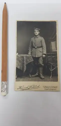 595053,Fotografie CDV Foto Atelier Heinrich Fröhlich Ingolstadt Soldat Uniform Stiefel