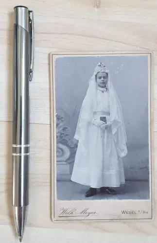 646561,CDV Kabinettfoto Wilhelm Meyer Wesel am Rhein Mädchen Erstkommunion Bibel Kleid