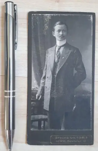 646584,CDV Kabinettfoto Atelier Victoria Herne mann Anzug Krawatte Schnauzer Bart