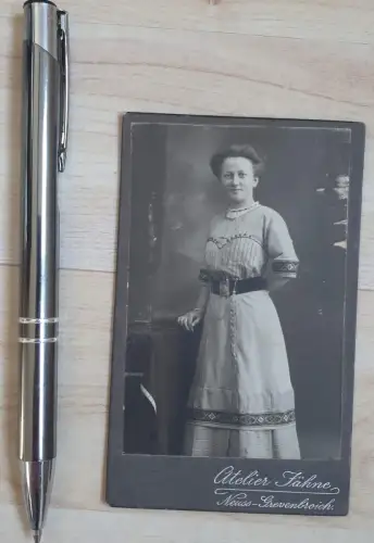 646585,CDV Kabinettfoto Atelier Fähne Willy Grevenbroich Neuss Dame Frau Kleid 1880
