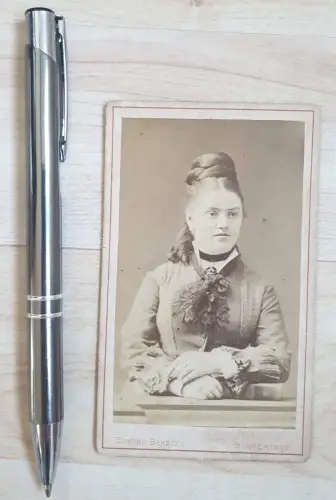 646587,CDV Kabinettfoto Edmund Behncke Schwerin in Mecklenburg Frau Frisur Kleid 1880