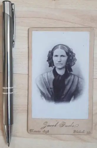 646589,CDV Kabinettfoto Jacob Fuchs Neuss Büchel Frau Haarband