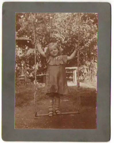 CDV Foto Süsses Mädchen auf Schaukel