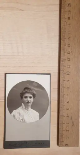 Fotografie A. Schalita Wien Favoriten Frau Bluse