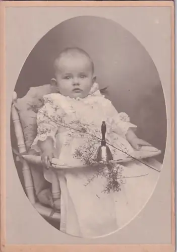 Fotografie Atelier Baby Kind im Hochstuhl Glocke