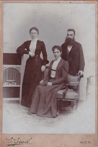 Fotografie Atelier C. Grail Wien Neubau Judaica Judaika Thonet Stuhl Frau Mann Jude