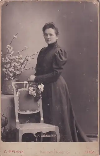 Fotografie Atelier C. Pflanz Kammer-Photograph Linz Frau Kleid Robbe Tracht