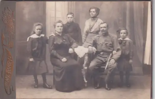 Fotografie Atelier Ferdinand Kral Wien Favoriten Mann Soldat Dolch Familie Armee K.K.