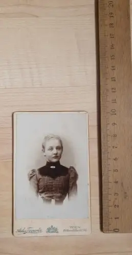 Fotografie Atelier Fernande Wien Rudolfsheim Fünfhaus Frau Mädchen Korsett