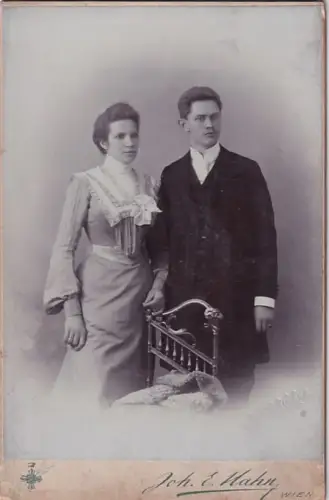 Fotografie Atelier Johann E. Hahn Wien Mariahilf Thonet Stuhl Paar Frau Kleid Mode