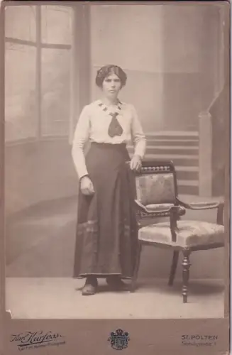 Fotografie Atelier Karl Kurfess St. Pölten Frau Kleid Stuhl Thonet