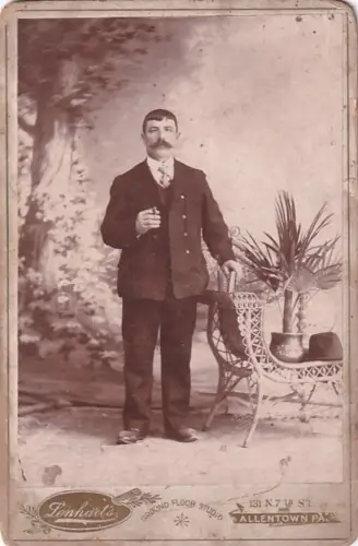 Fotografie Atelier Lenhart`s Allentown Pennsylvania USA Mann Anzug Zigarre