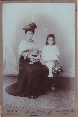 Fotografie Atelier Rudolf Denk Wien Fünfhaus Mutter Mädchen Frau Hut Mode