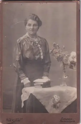 Fotografie Atelier Wilhelm Pfohl Leoben Frau Kleid Blumen Bücher
