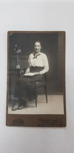 Fotografie CDV Atelier Josef Glax Waidhofen an der Ybbs Anny Fischer Frau lesen liest Buch