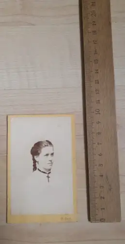 Fotografie Dr. Held Wien Landstrasse Mädchen Kreuz Halskette